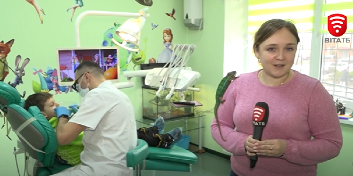 Один із вінницьких стоматологів не лише лікує без болю діткам зубки, а й влаштовує... зоотерапію