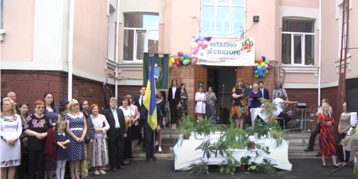 Українські випускники, які знаходяться закордоном, без атестата не залишаться