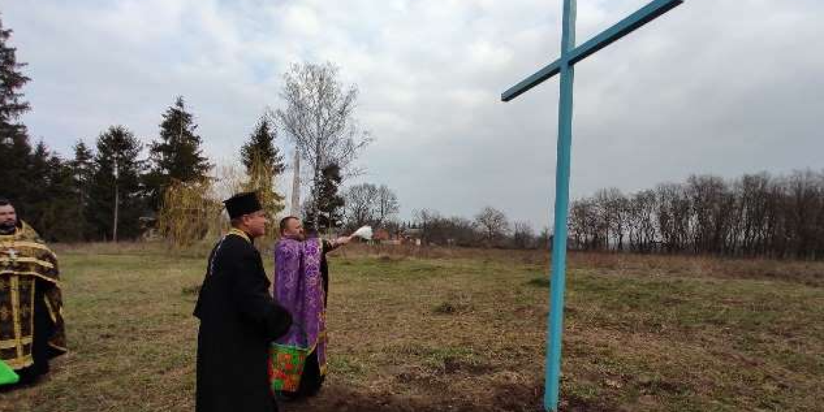 У селі Велика Бушинка Немирівського благочиння освятили хрест