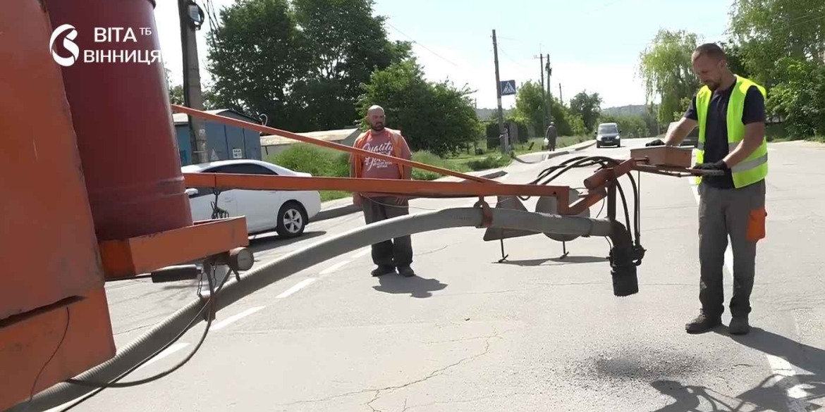 Секрет ідеальних доріг вінницькі комунальники розповіли про метод, що служить утричі довше