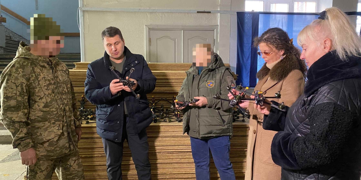 Ще 50 FPV-дронів в руках у оборонців Вінниця передала чергову допомогу на фронт