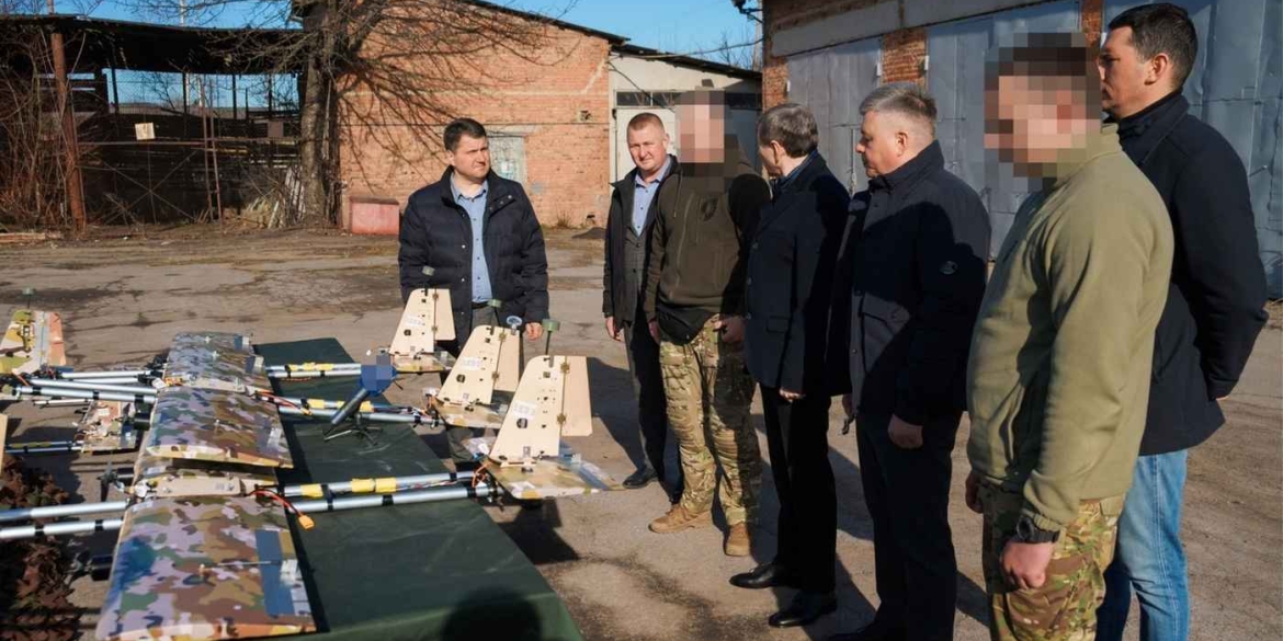 Ще 80 ударних БпЛА-камікадзе та пікап відправили на найгарячіші напрямки фронту з Вінниці