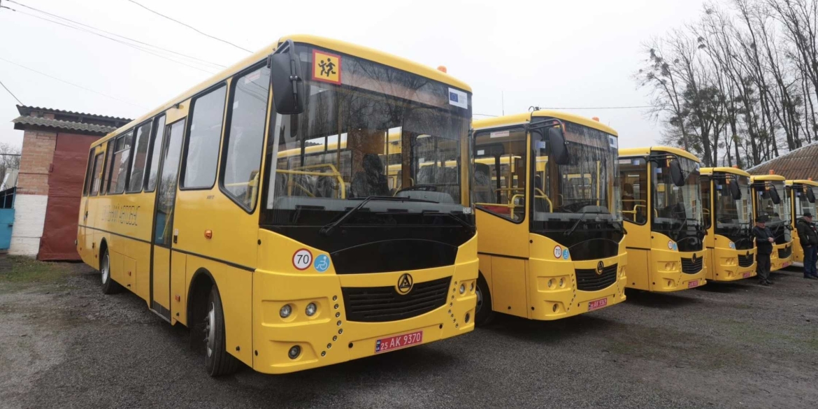 Ще дев’ять шкільних автобусів передали громадам Вінницького району