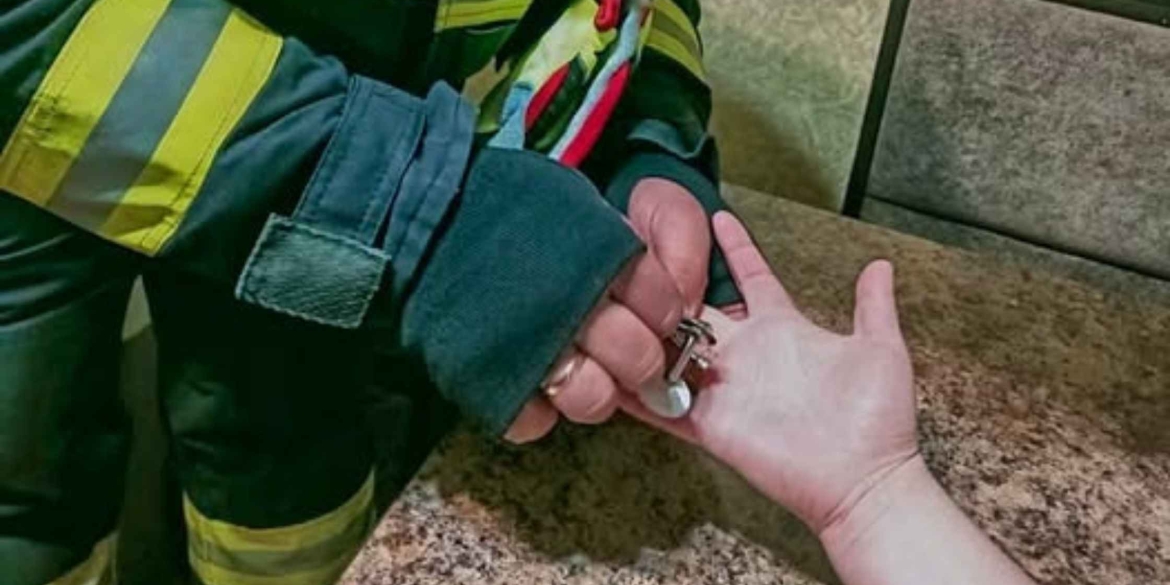 Щоб зняти обручку з пальця вінничанки довелось викликати рятувальників Щоб зняти обручку з пальця вінничанки довелось викликати рятувальників