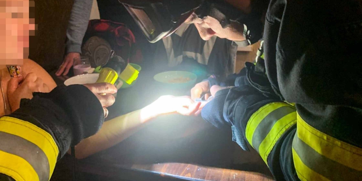 Щоб зняти обручку з пальця, вінничанці довелось викликати рятувальників