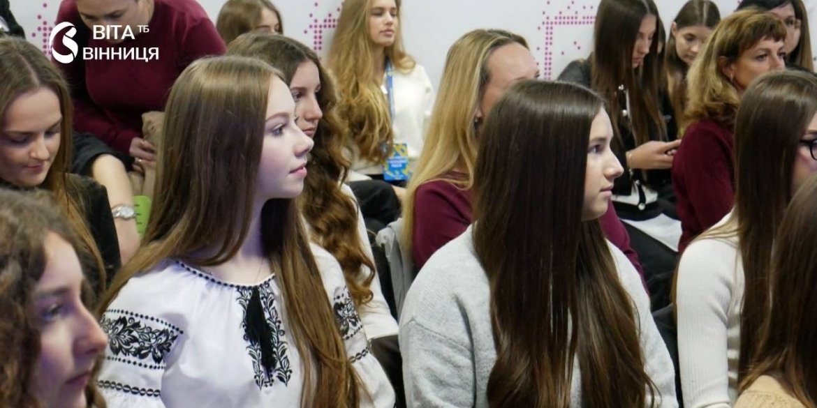Учасники обласних загальних зборів Учнівської ради Вінниччини в залі під час пленарної частини
