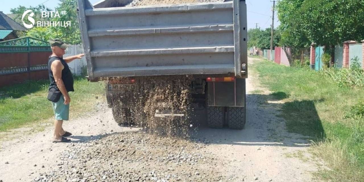 Швидко та бюджетно у Вінницькій громаді грейдерують вулиці приватного сектору