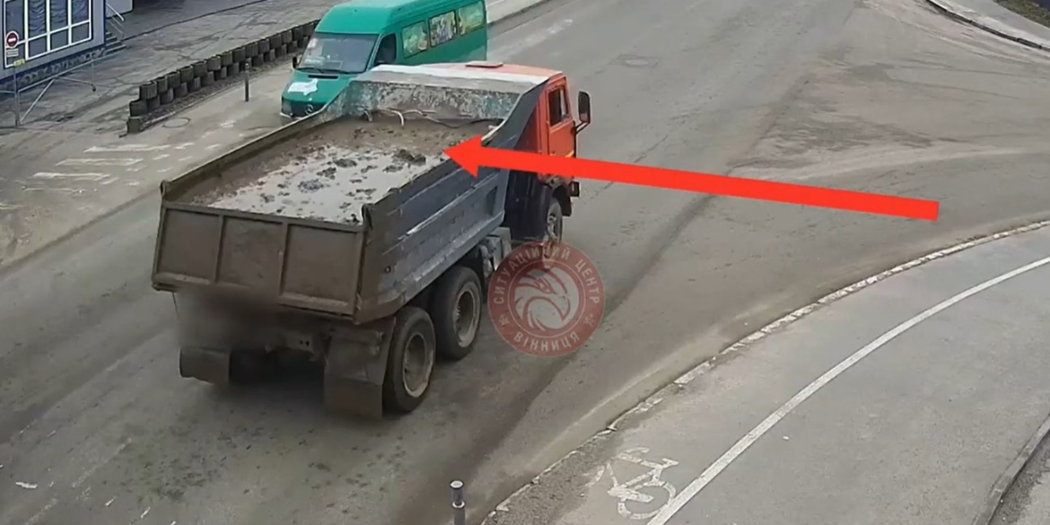 Склали протокол на водія вантажівки, який забруднив багном дорогу у Вінниці