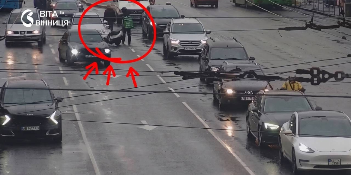Скутер і легковий автомобіль Hyundai після зіткнення на вулиці Пирогова у Вінниці