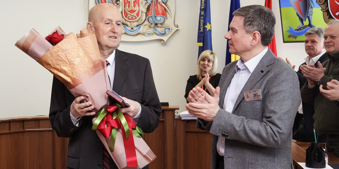 Служив громаді 28 років: мер Вінниці вручив Почесну відзнаку Сергію Чорнолуцькому