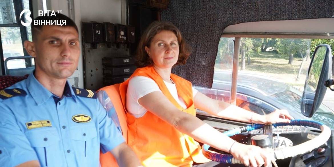Служила на Куп'янському напрямку, тепер навчається у Вінниці керувати тролейбусом