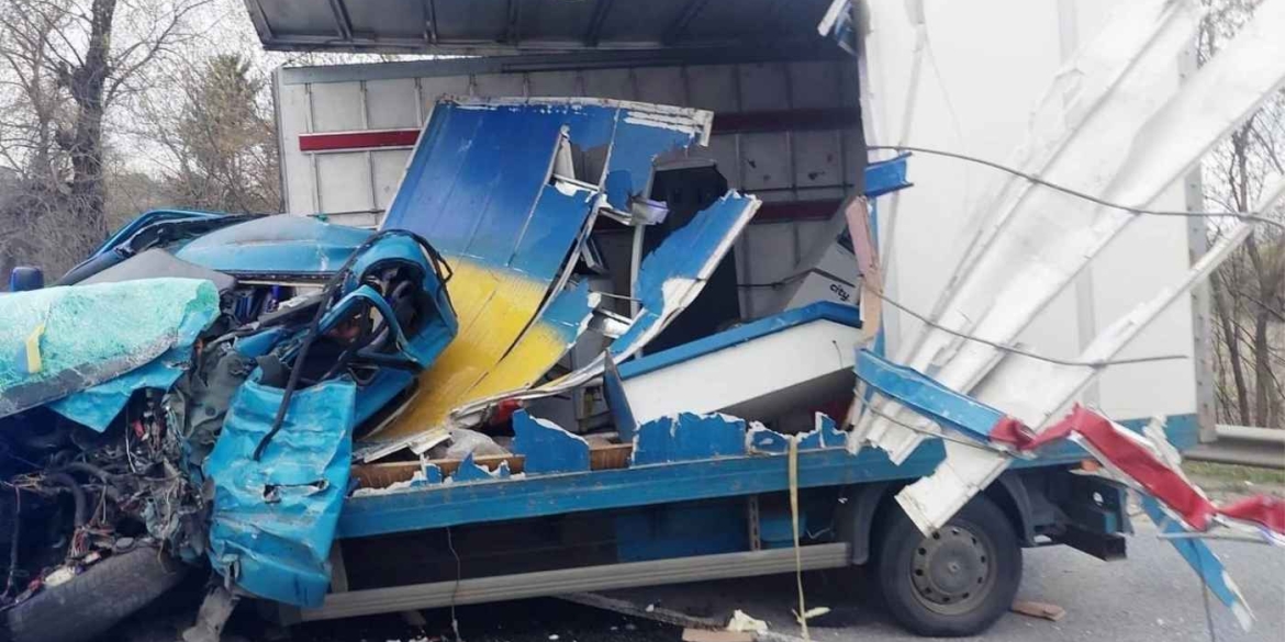 Смертельна троща на трасі М-21 на Вінниччині вантажівка влетіла у пасажирський автобус