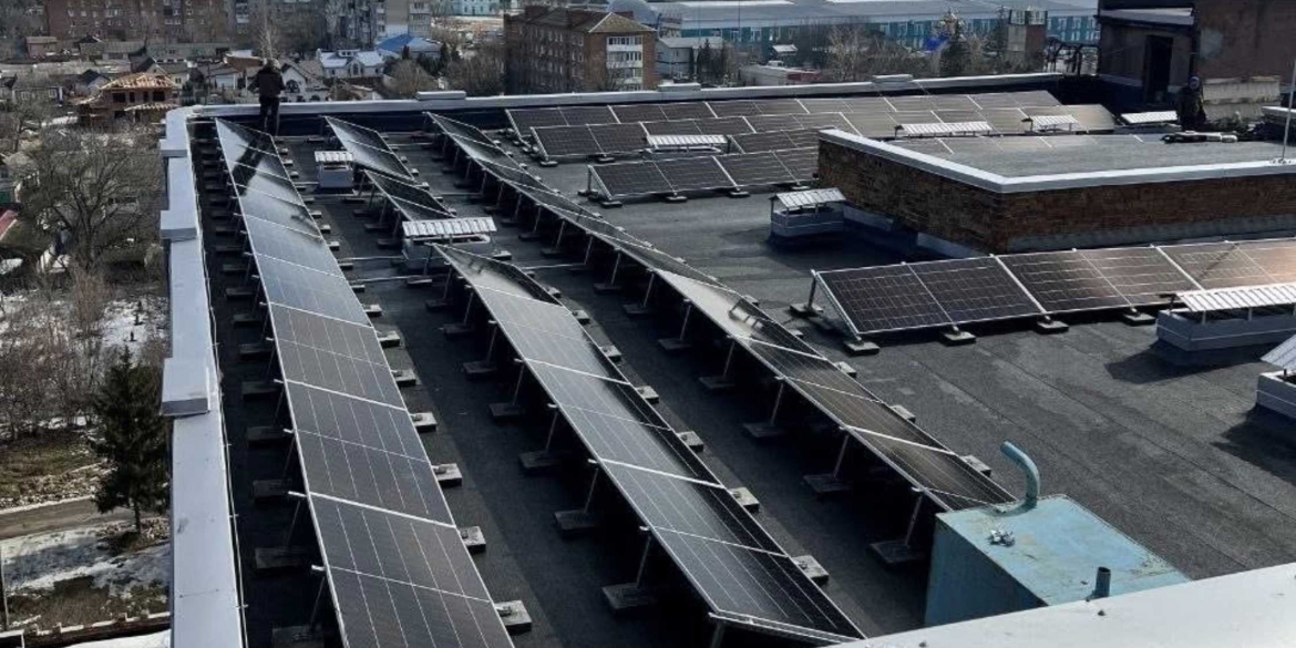 Сонячну електростанцію встановлюють на даху хірургічного корпусу Тульчинської лікарні