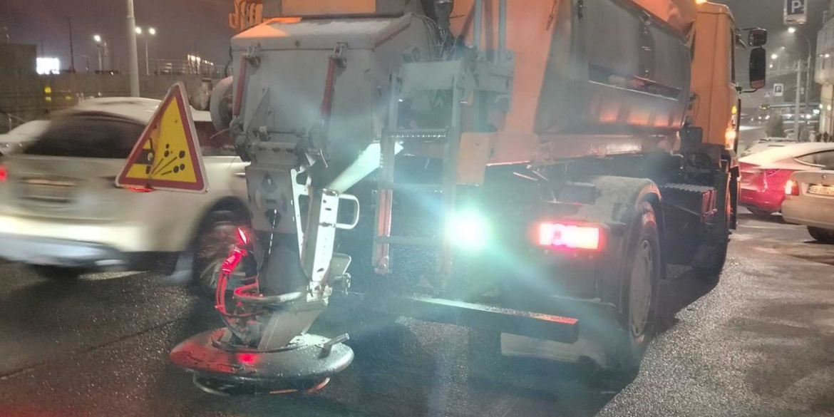 Спецтехніка продовжує обробляти вулиці Вінниці протиожеледними матеріалами