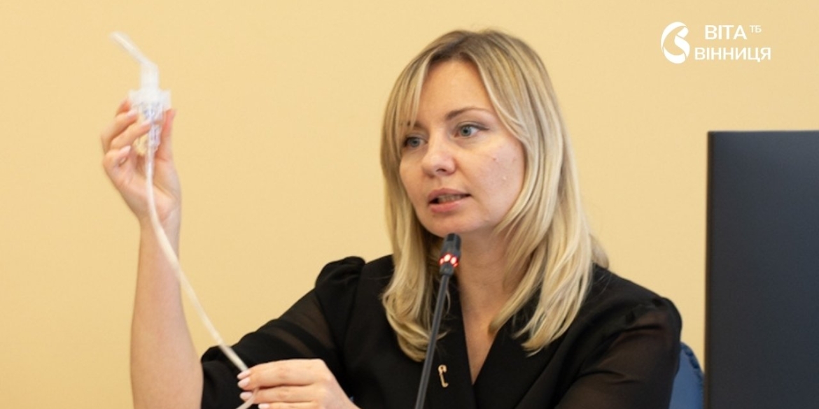 Лікарка-пульмонологиня показує, як користуватися інгалятором, у медичному об'єднанні у Вінниці
