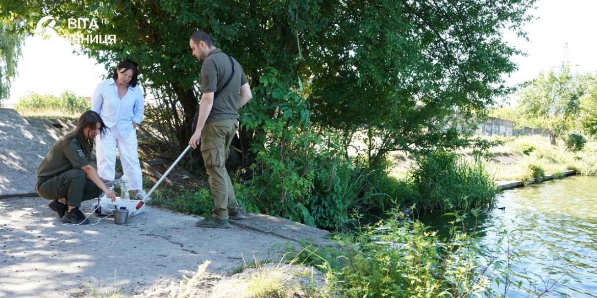 Стічні води можуть забруднювати став Поділля у Вінниці екологи та муніципалітет взяли проби води для дослідження