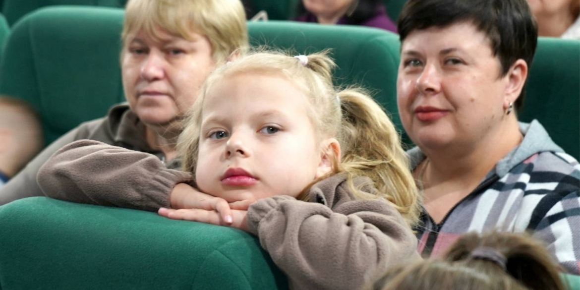 Сто щасливих усмішок для родин захисників та переселенців у Вінниці влаштували особливий кінопоказ