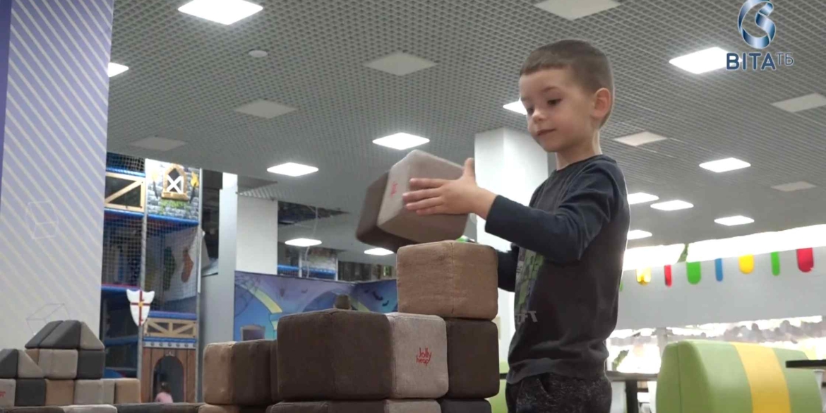 Стрибали на батутах та пірнали у сухі басейни Гуманітарний штаб організував розваги для малечі