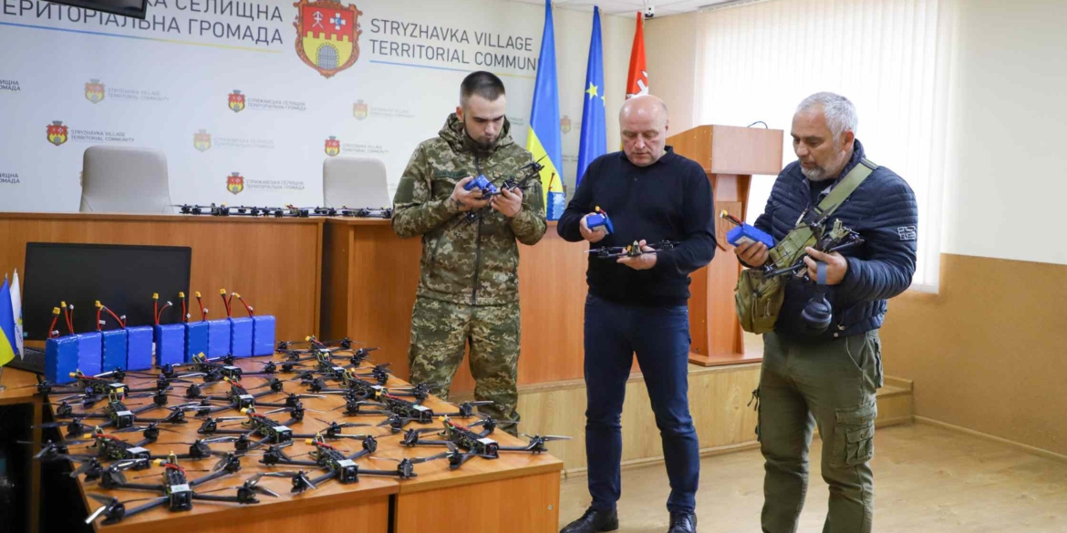 Стрижавська громада передала 20 FPV-дронів для воїна-земляка