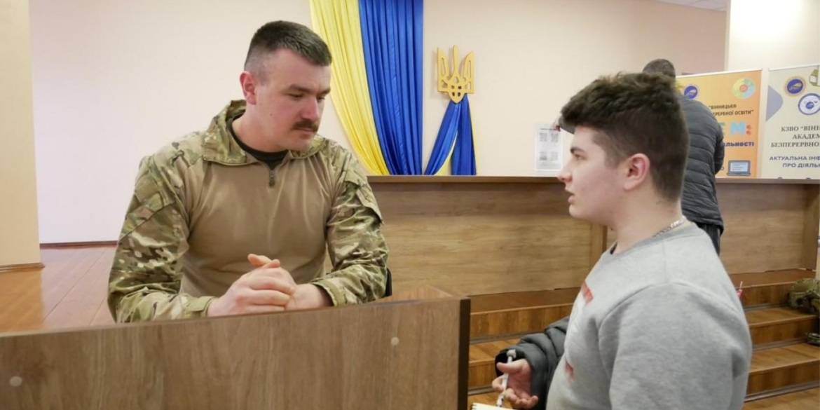 Студентам чергового вишу Вінниці презентували курс підготовки до національного спротиву