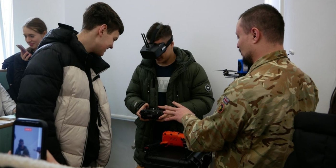 Студентам вінницького медуніверситету презентували курс підготовки до нацспротиву