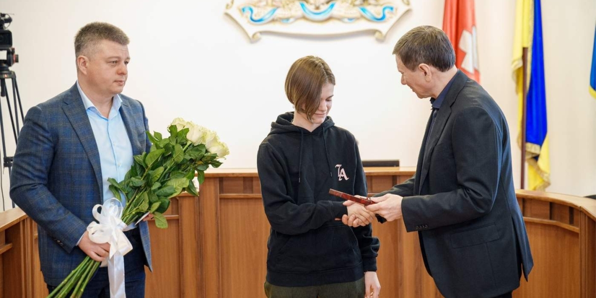 Студентка, яка допомагала постраждалим під час ворожої атаки на Вінницю, отримала медаль