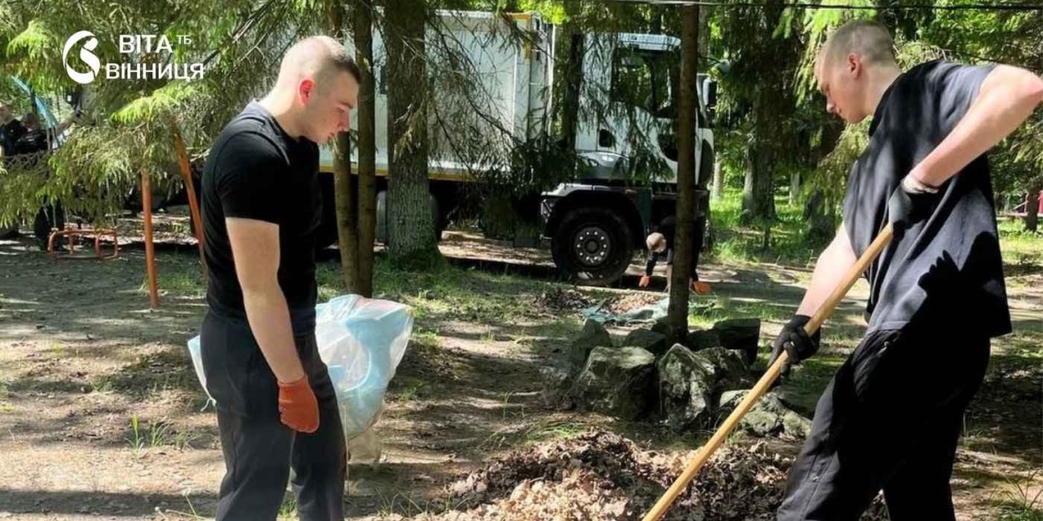 Студенти та комунальники Вінниці влаштували толоку в таборі для маріупольських родин