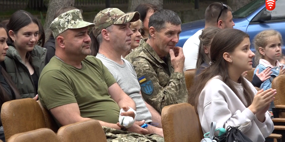 Студенти Вінницького технічного коледжу провели концерт для військових, які проходять реабілітацію