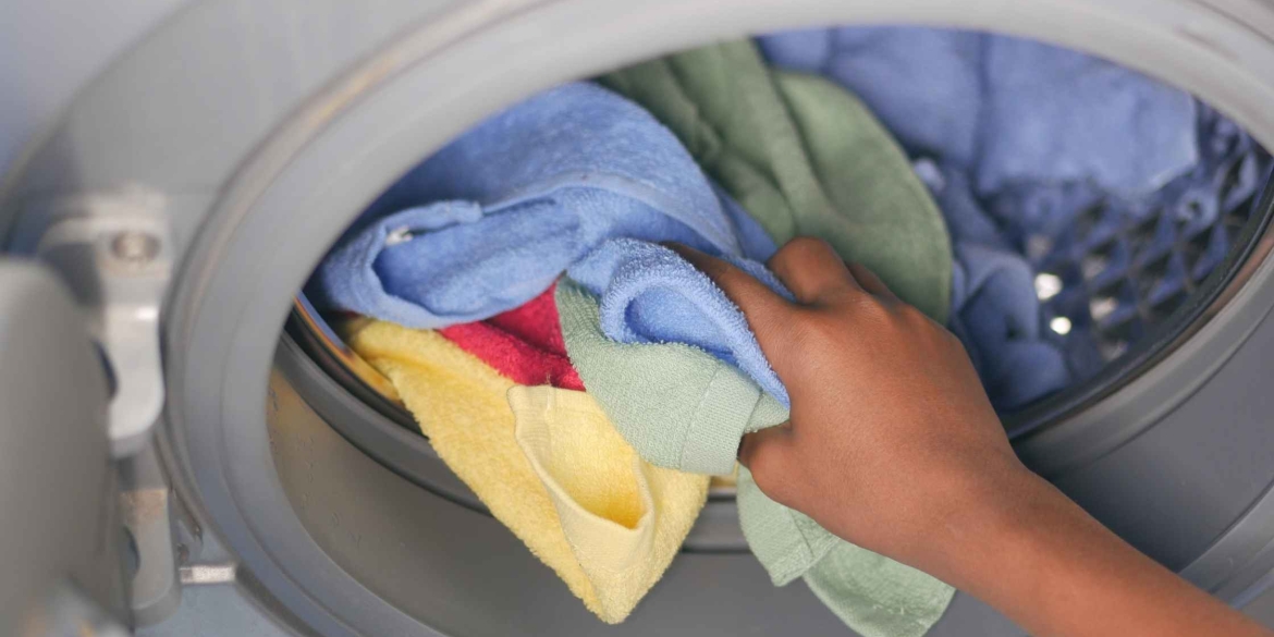 Сучасна пральна машина — це вже не просто техніка для догляду за одягом, а справжній інтелектуальний помічник у побуті. Серед безлічі корисних функцій, які пропонують виробники, особливою популярна — дозавантаження білизни.