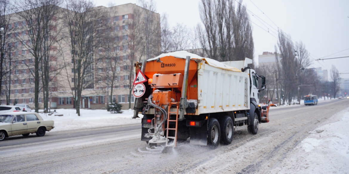 Комунальники Вінниці розчищали вулиці міста від снігу всю ніч