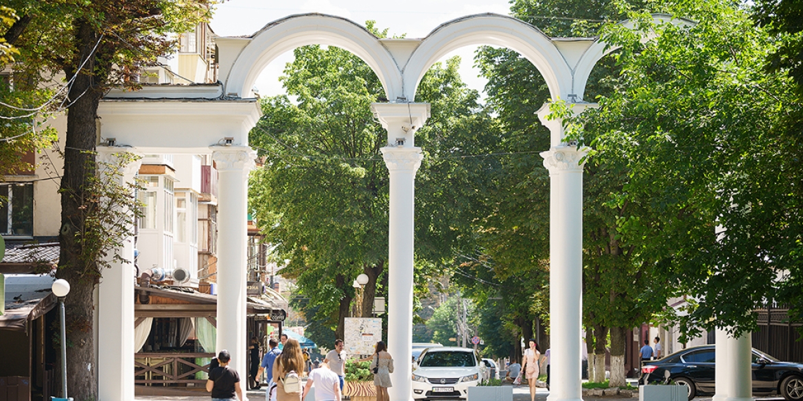 У Вінниці завершили ремонт арки на вході до Центрального парку з вулиці Грушевського