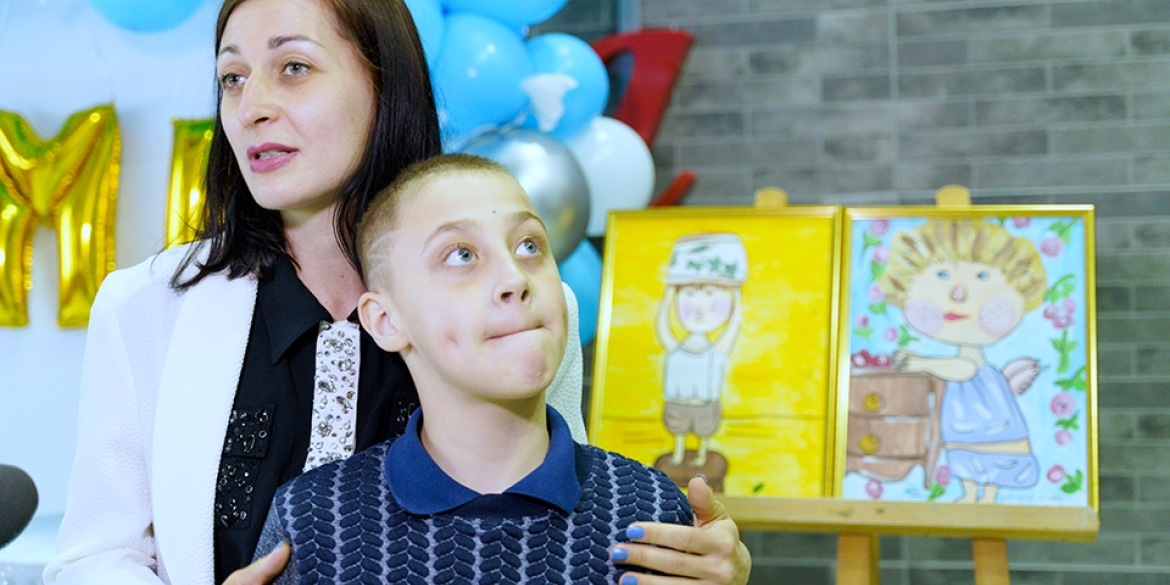 "Мій казковий світ": у Вінниці відкрилась виставка юного художника з аутизмом