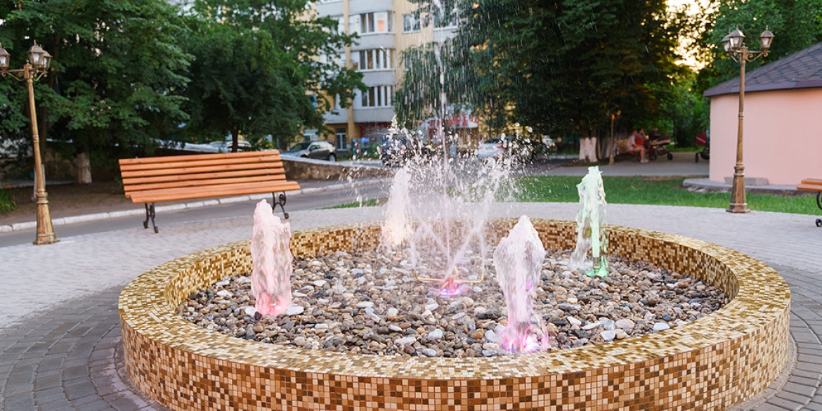 Біля "Центру матері та дитини" у Вінниці облаштували світловий фонтан