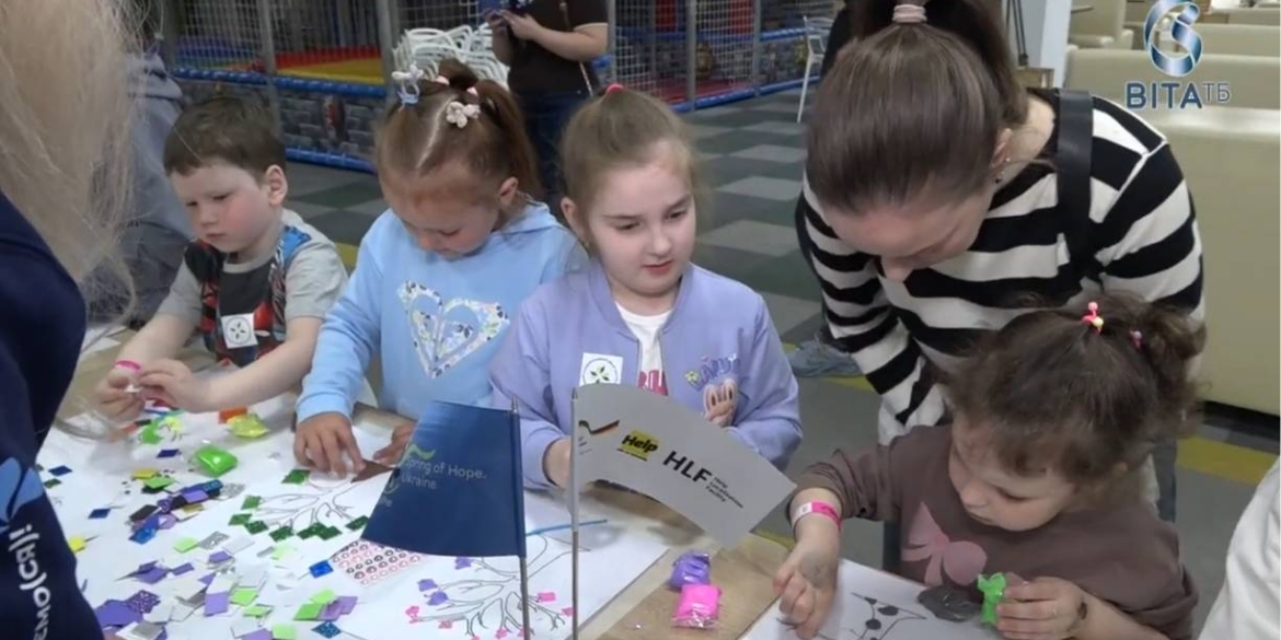 Символ сили в дитячих руках у розважальному центрі Вінниці виростили «Дерева радості»