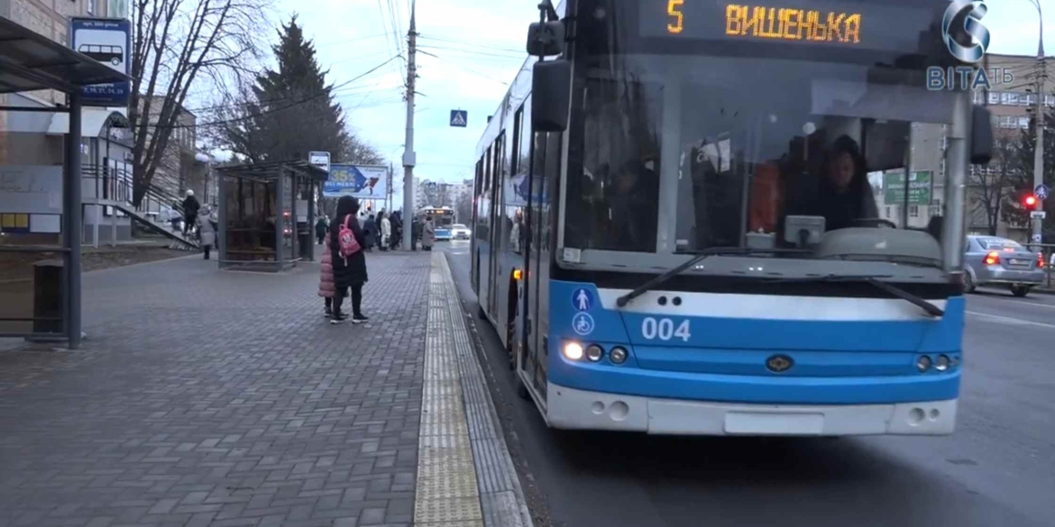 Тактильна плитка і нові бордюри як Вінниця створює комфорт для маломобільних груп населення