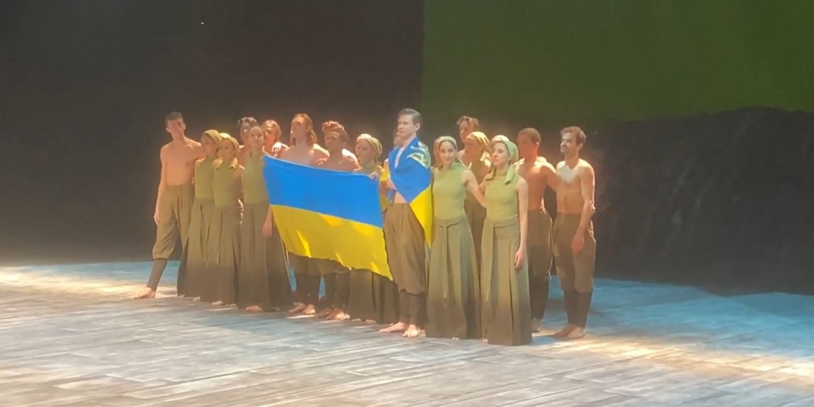 Глядачі театру Дортмунда аплодували стоячи, коли на сцену винесли прапор України