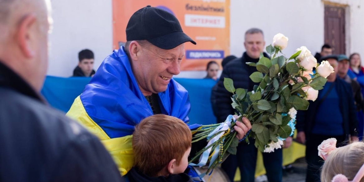 Тепло й урочисто зустріла земляка з полону громада на Вінниччині