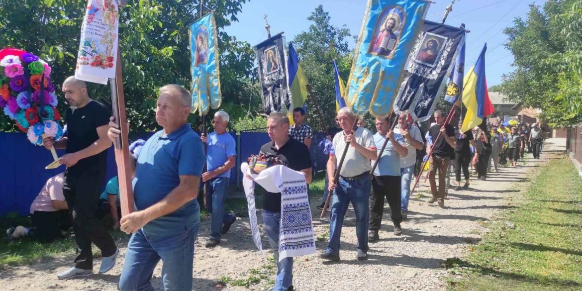 Теплицька громада прощалась з 32-річним воїном-кулеметником 