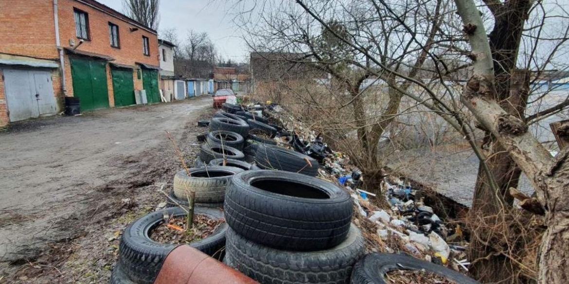 Територію гаражного кооперативу у Вінниці перетворили на сміттєзвалище