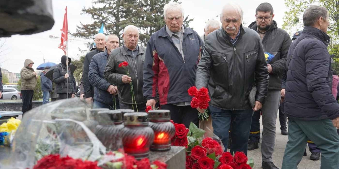 Трагедія, яку не затре час у Вінниці поклали квіти до пам’ятника жертвам Чорнобиля