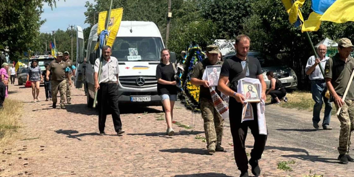 Тростянецька громада “живим коридором” проводжала загиблого воїна