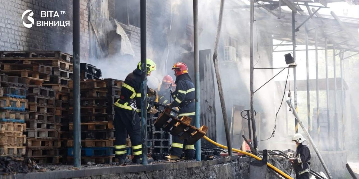 Троє постраждалих у реанімації після ворожого удару на Вінниччині на місці працюють рятувальники й поліція