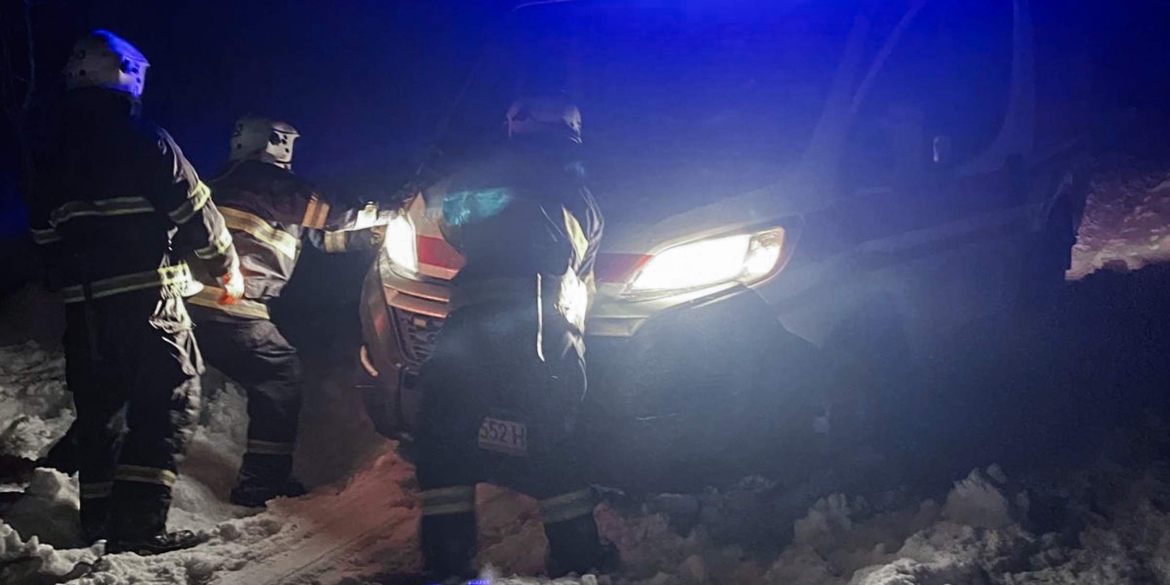 Три “швидкі” застрягли на засніжених дорогах Вінниччини за одну ніч