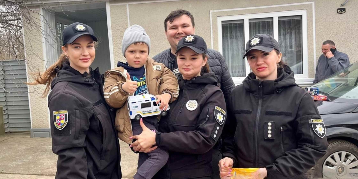 Трирічний малюк, якого всю ніч шукали на Вінниччині, вже радіє подарункам і солодощам