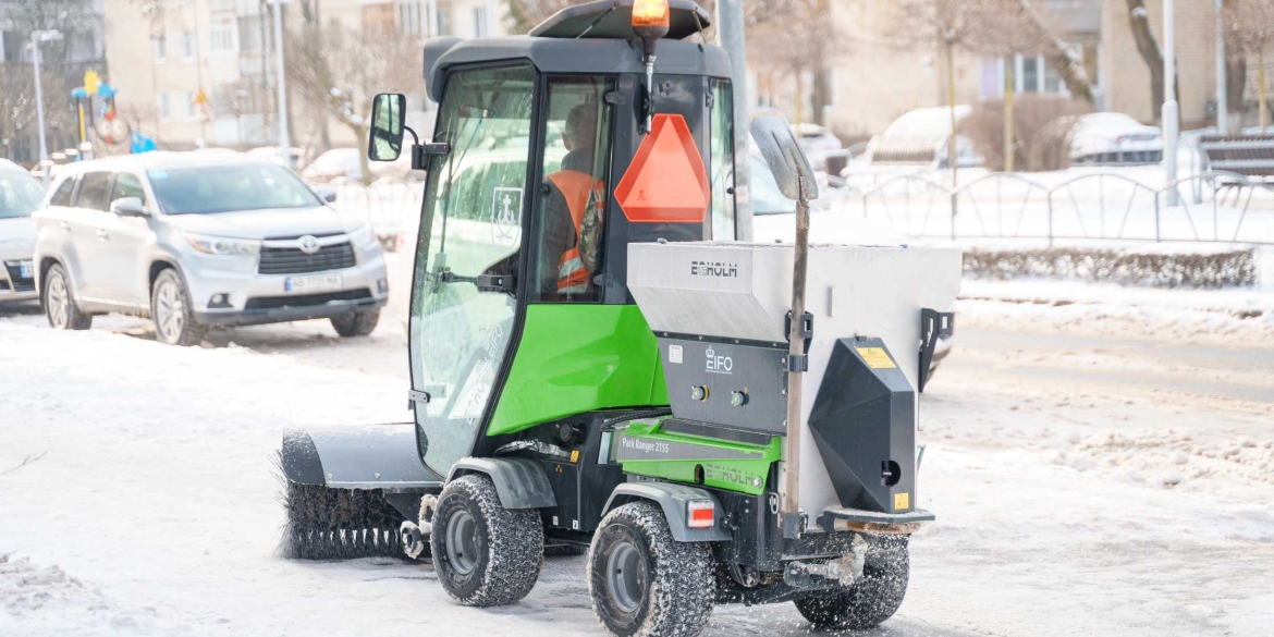 Триває обробка вулиць Вінниці протиожеледними матеріалами