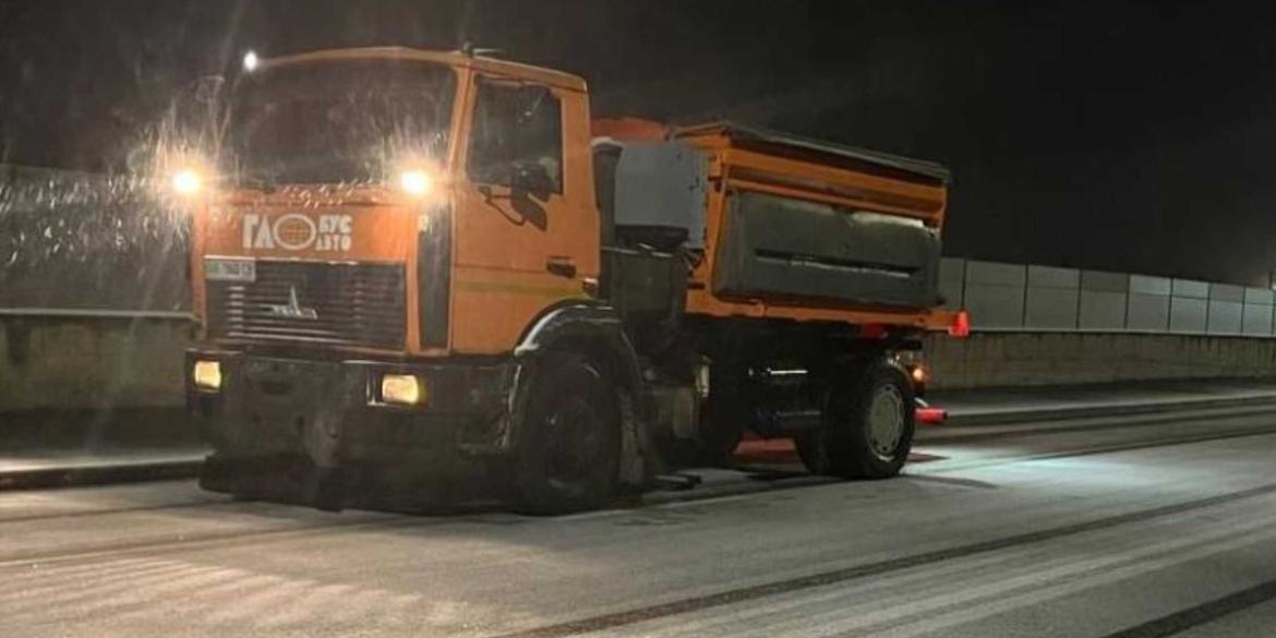 Триває протиожеледна обробка доріг і пішохідних зон у Вінниці