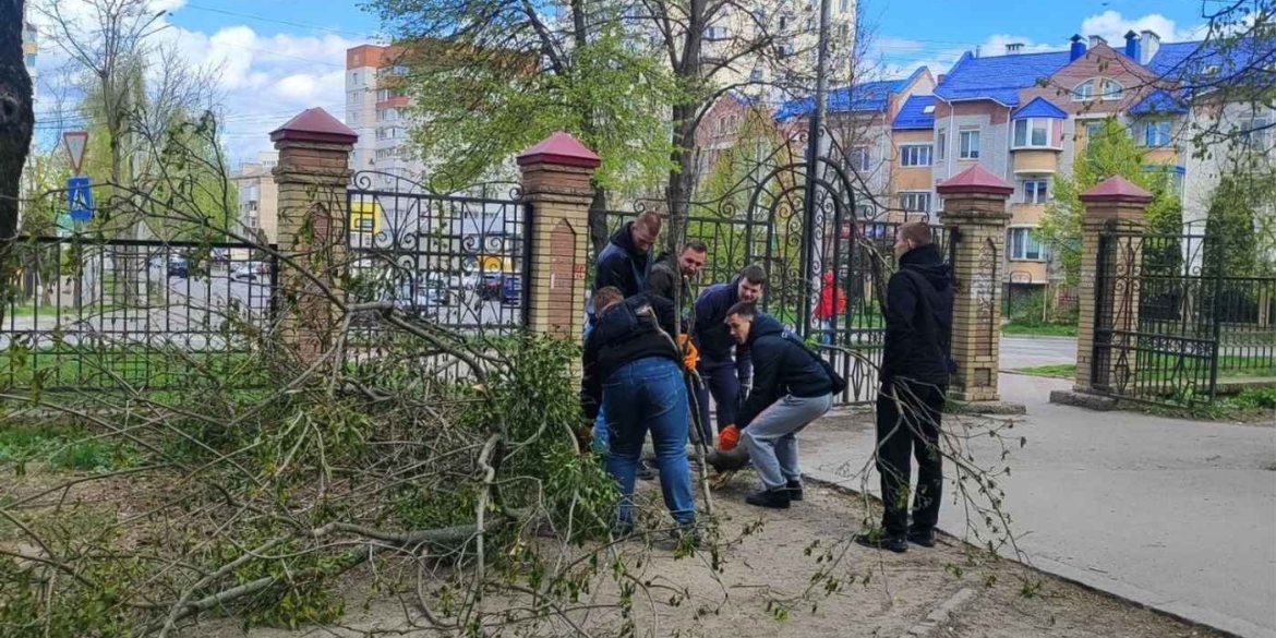 Цьогорічне святкування 9 травня в росії проходить під знаком страху та безпрецедентних заходів безпеки. Замість звичних масштабних урочистостей, кремль змушений суттєво скоротити програму параду