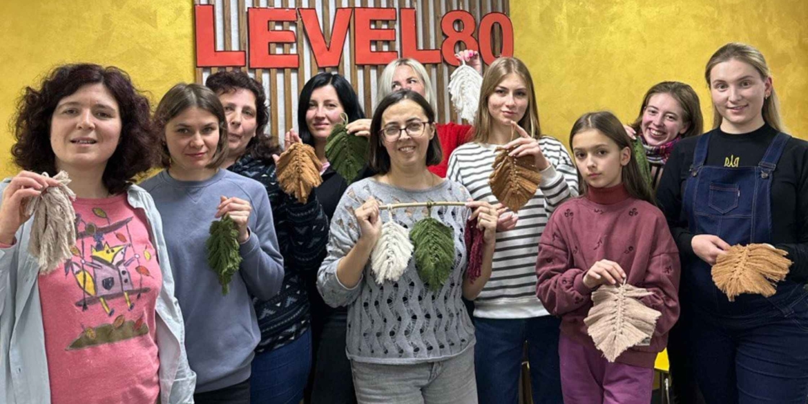 Творчий вечір у «Level 80» вінничани навчились створювати декоративні «Пір’їнки»