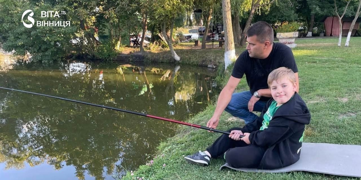 Тиша, вода й жодного поспіху діти загиблих захисників Вінниччини вчилися рибалити