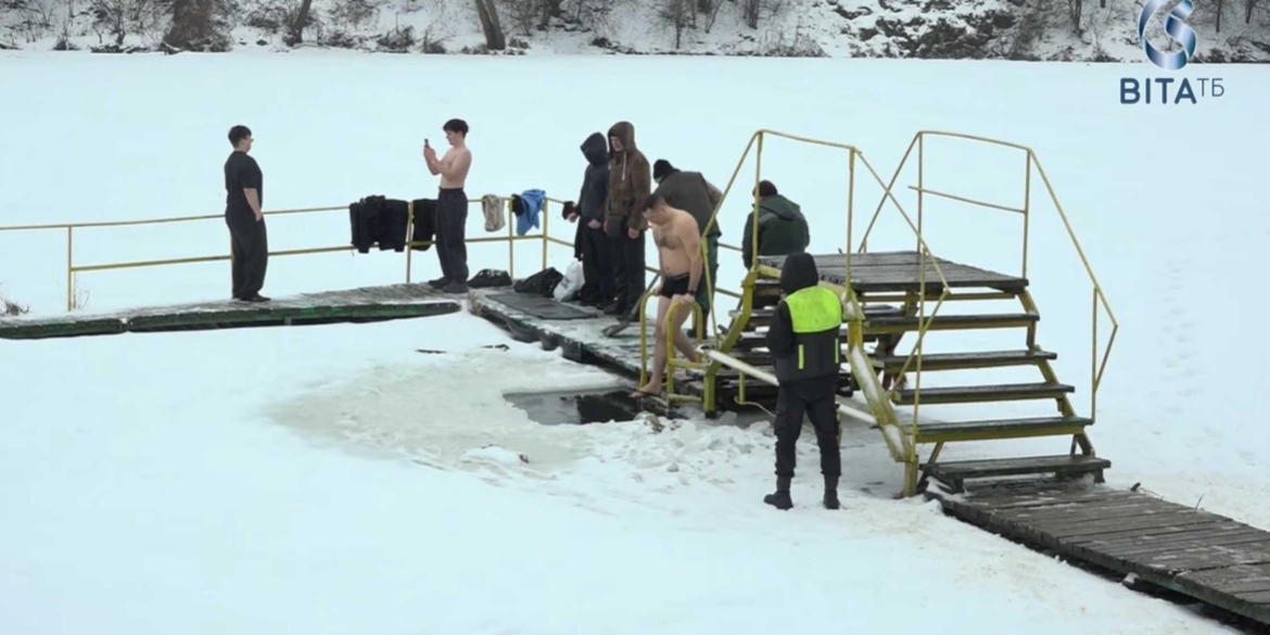 тисячі вінничан на Водохреще занурювались в холодну воду